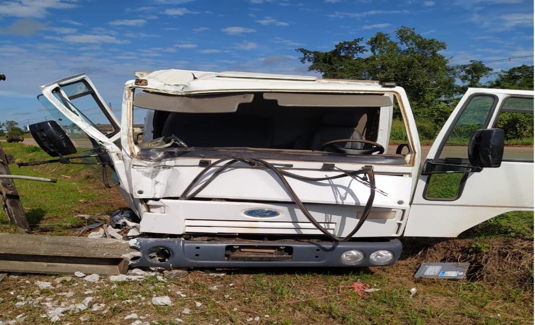 Condutor de caminhão faz manobra forçada para não atropelar motociclista e acaba colidindo contra um poste